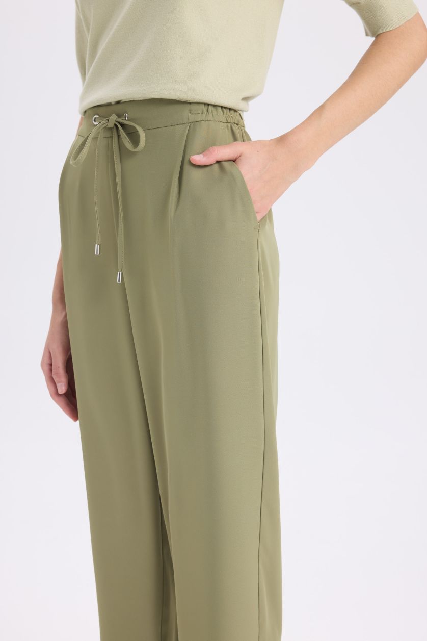 FEMME Kaki Pantalon court taille normale en crêpe avec poches