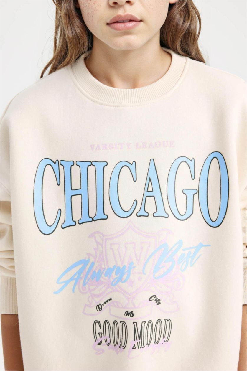 بنات بيج فاتح سويت شيرت مطبوع بقصة مريحة برقبة مستديرة