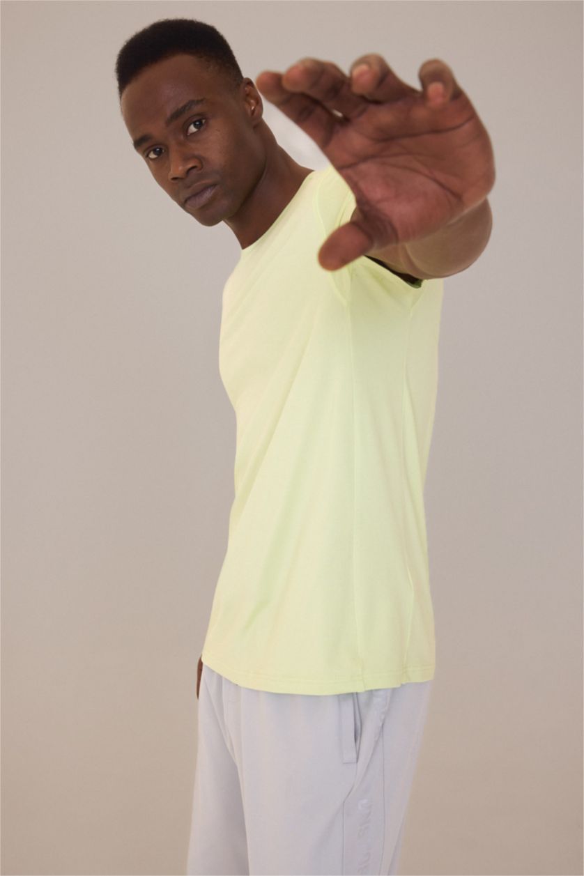 Erkek Açık Yeşil Esnek Kumaş Standart Fit Bisiklet Yaka Sırt Baskılı Sporcu Kısa Kollu Tişört