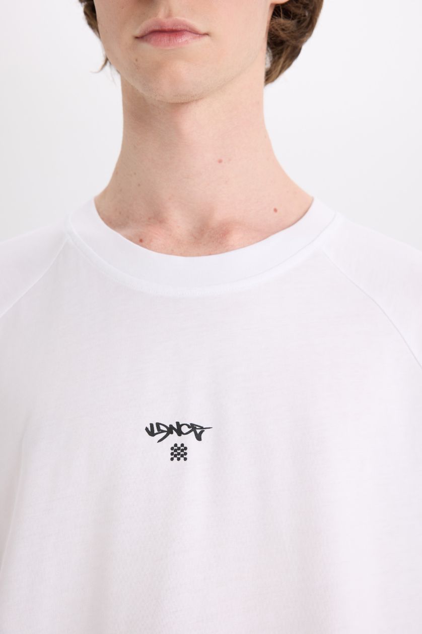 Erkek Beyaz %100 Pamuk Loose Fit Bisiklet Yaka Sırt Baskılı Kısa Kollu Tişört