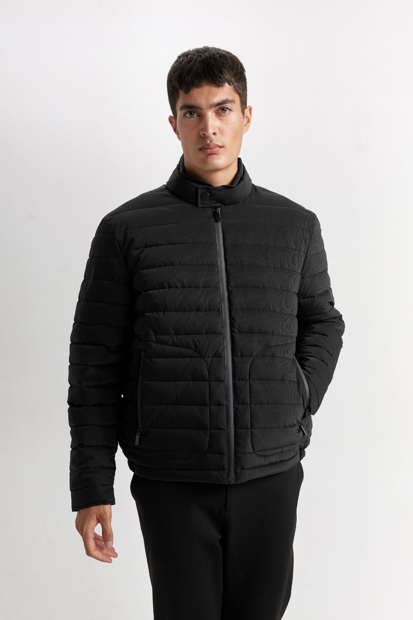 Man Black Slim Fit Stand Collar Zippered Puffer Jacket