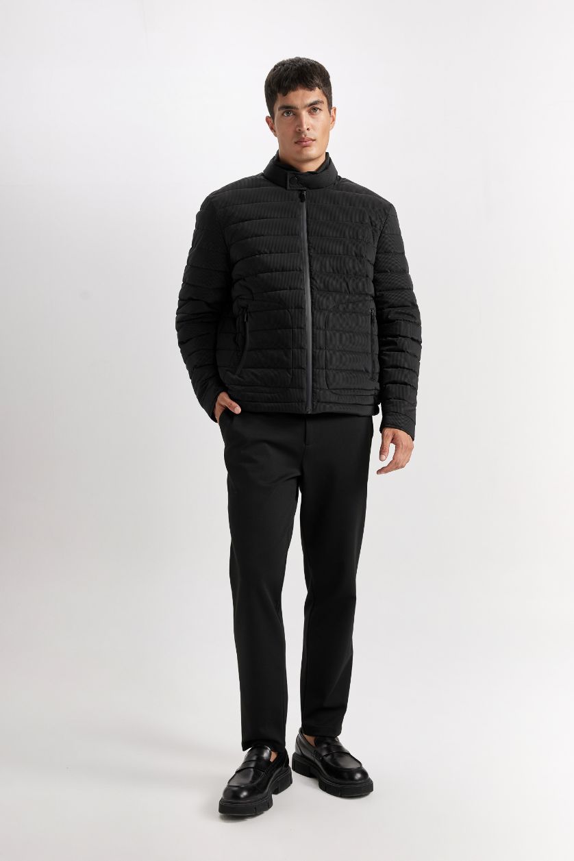 Man Black Slim Fit Stand Collar Zippered Puffer Jacket