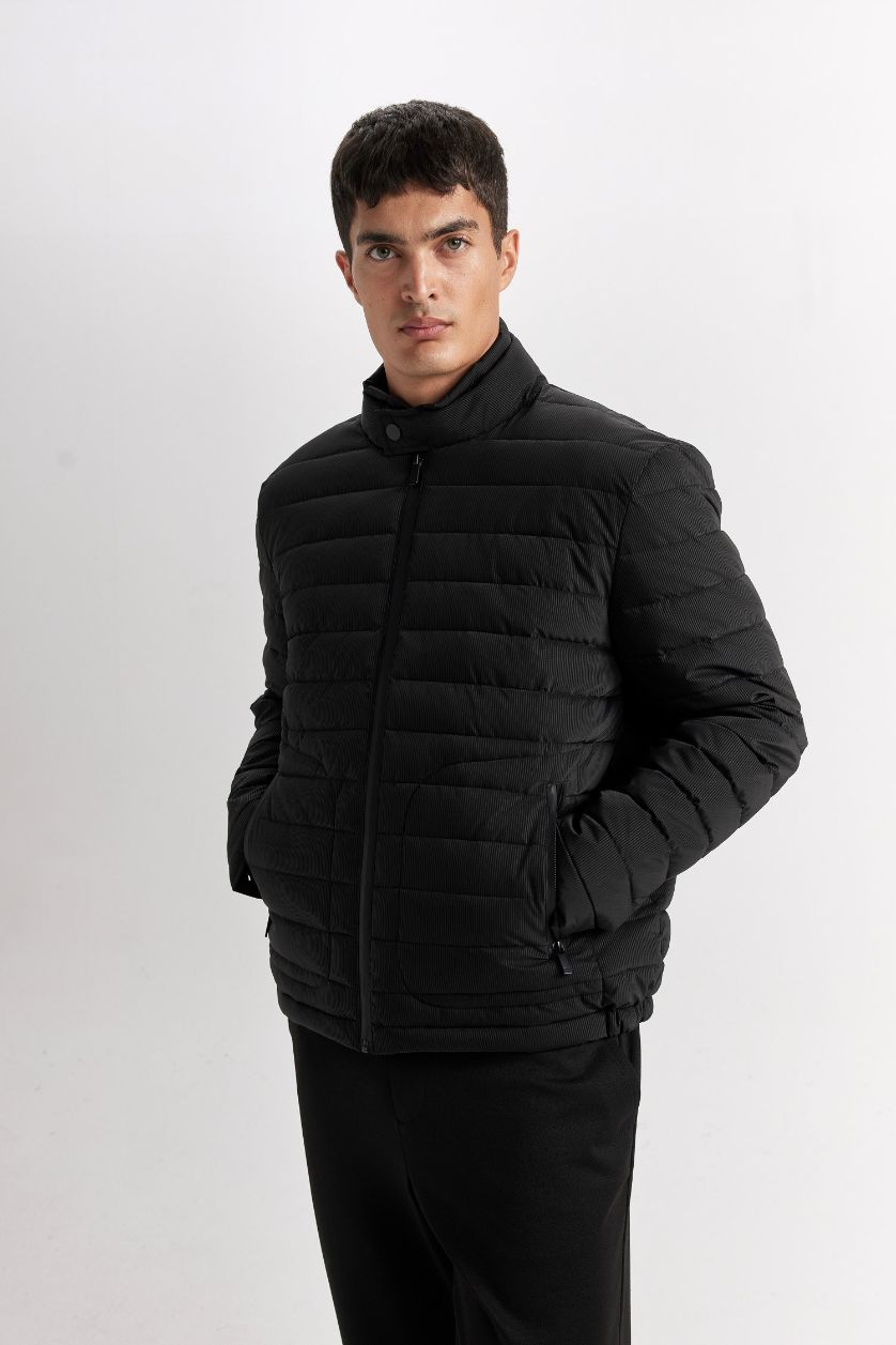 Man Black Slim Fit Stand Collar Zippered Puffer Jacket