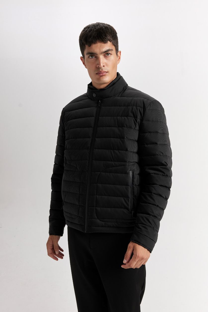 Man Black Slim Fit Stand Collar Zippered Puffer Jacket