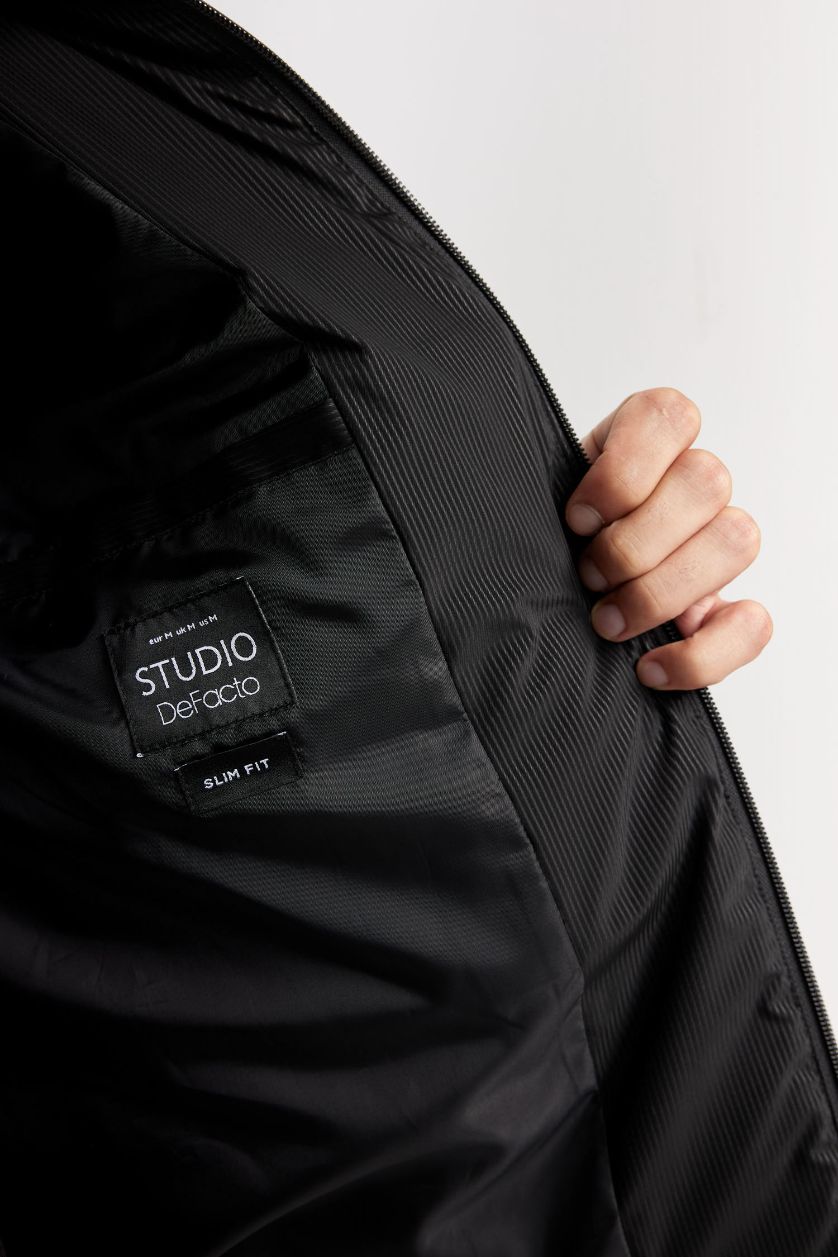 Man Black Slim Fit Stand Collar Zippered Puffer Jacket