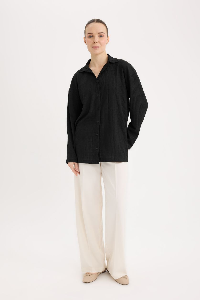 نساء أسود تيشيرت كم طويل القماش المنسوج قصة مريحة برقبة بولو