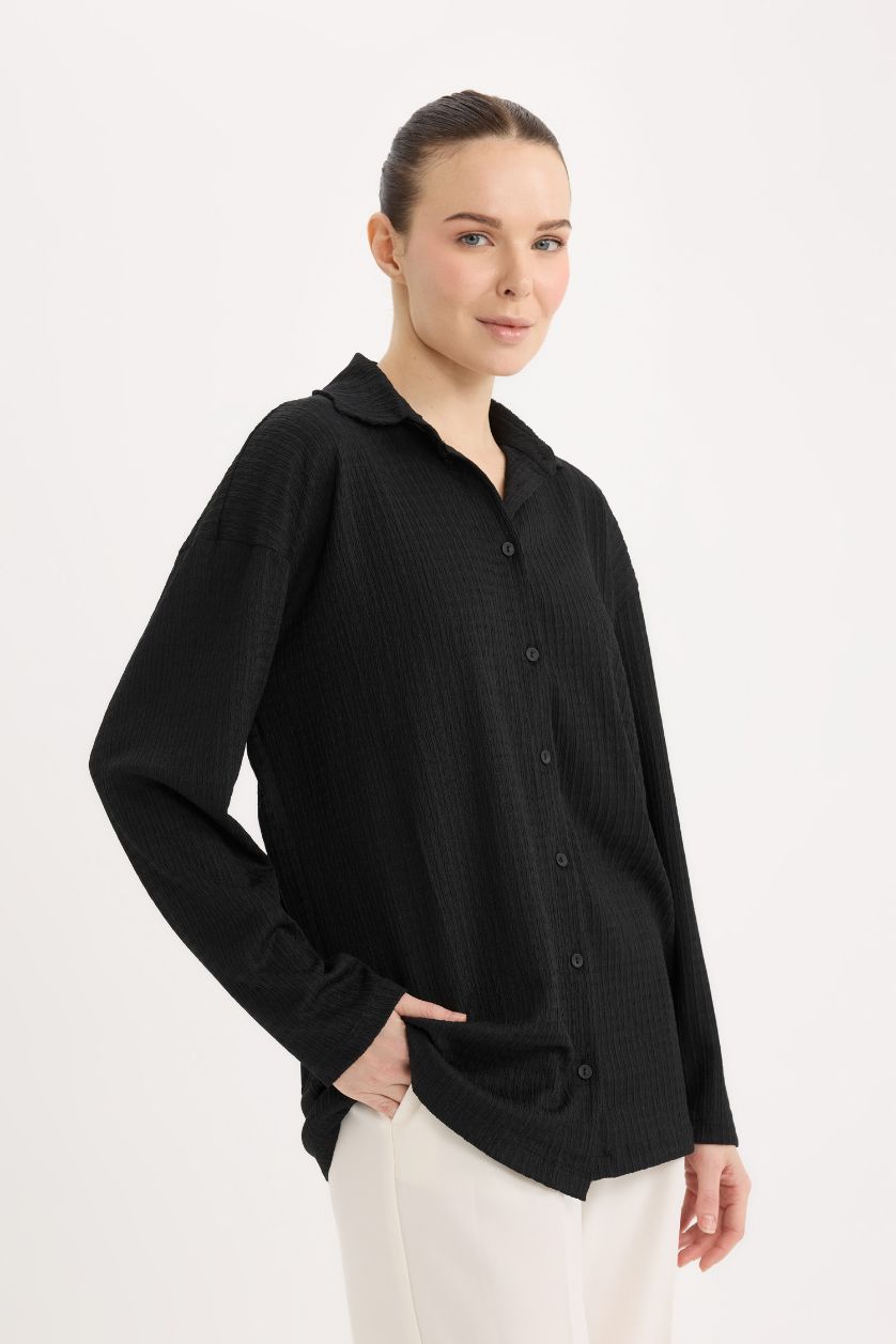 نساء أسود تيشيرت كم طويل القماش المنسوج قصة مريحة برقبة بولو