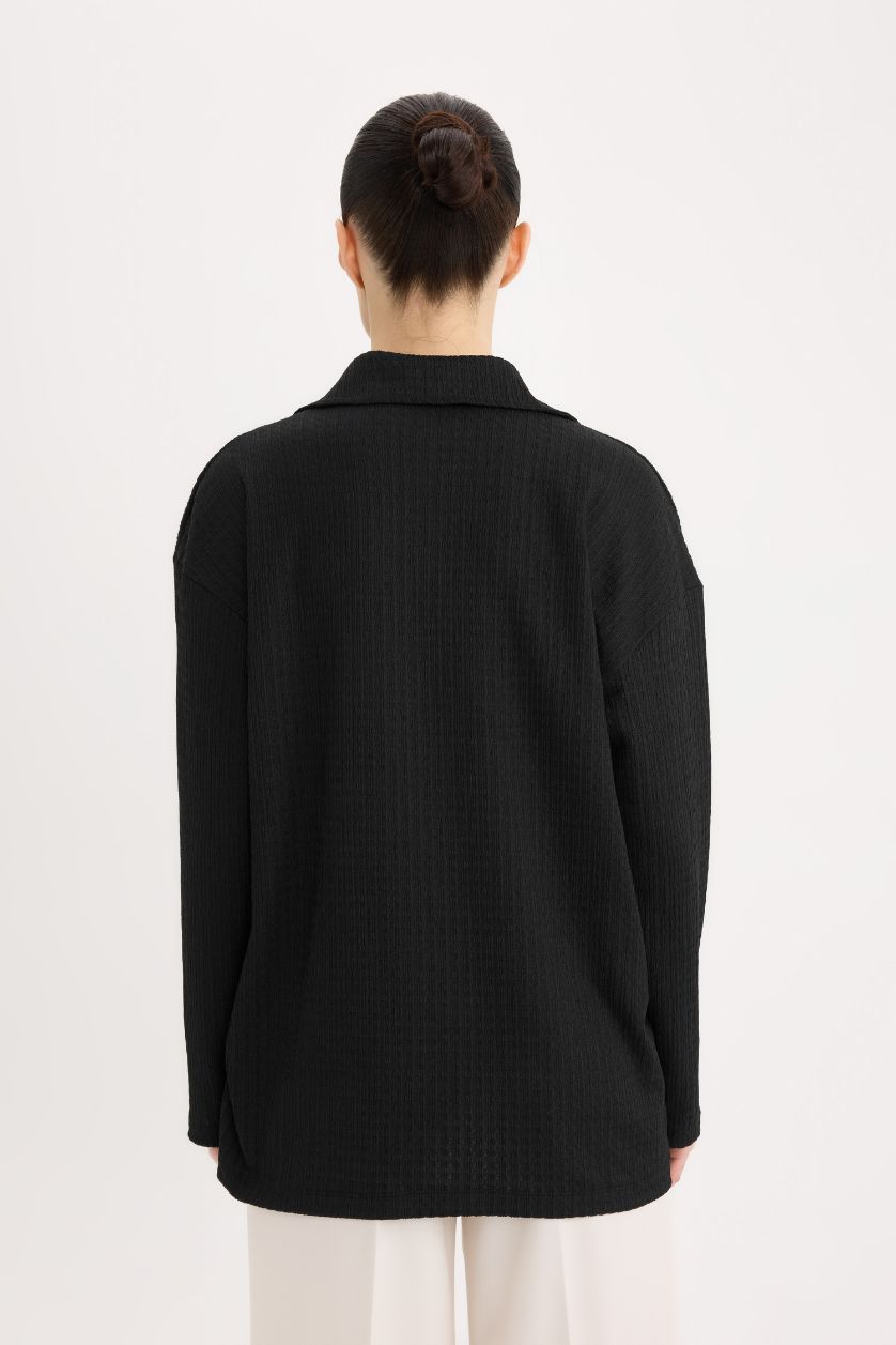 نساء أسود تيشيرت كم طويل القماش المنسوج قصة مريحة برقبة بولو