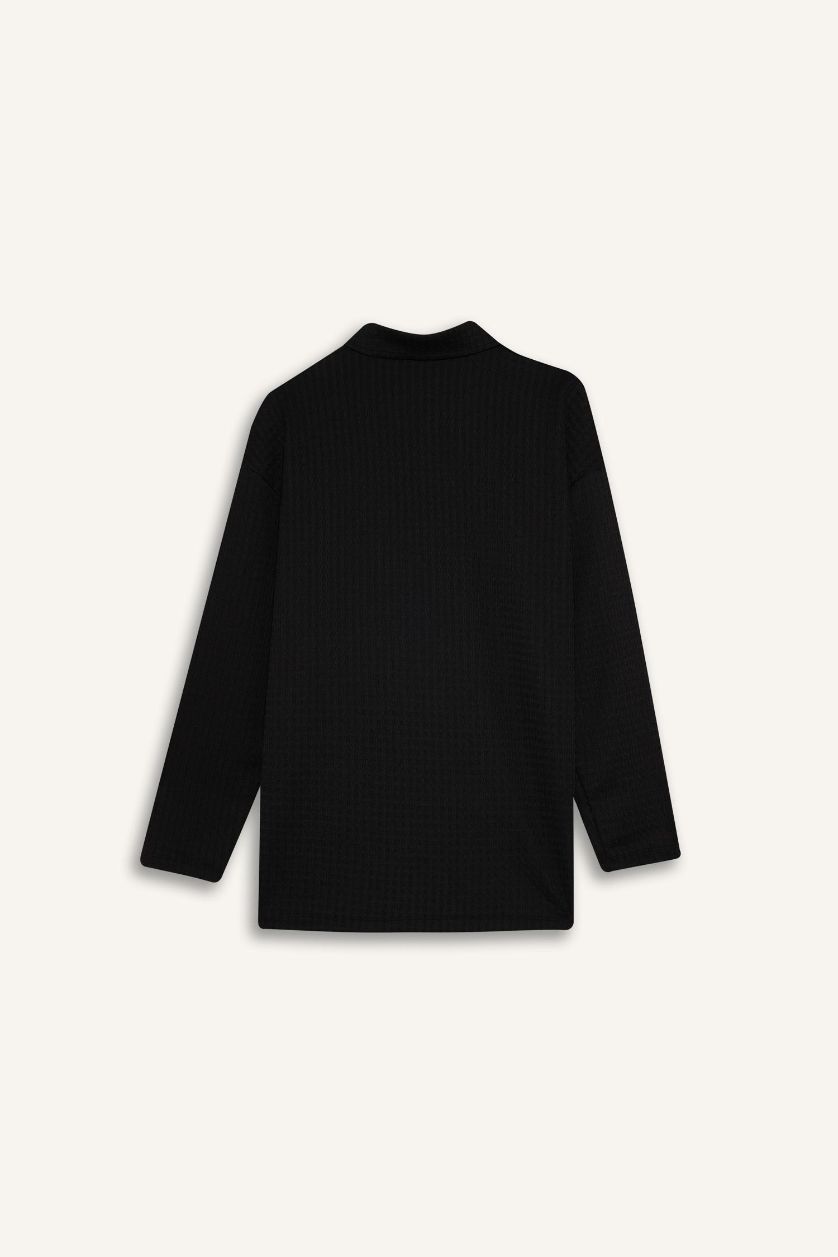 نساء أسود تيشيرت كم طويل القماش المنسوج قصة مريحة برقبة بولو