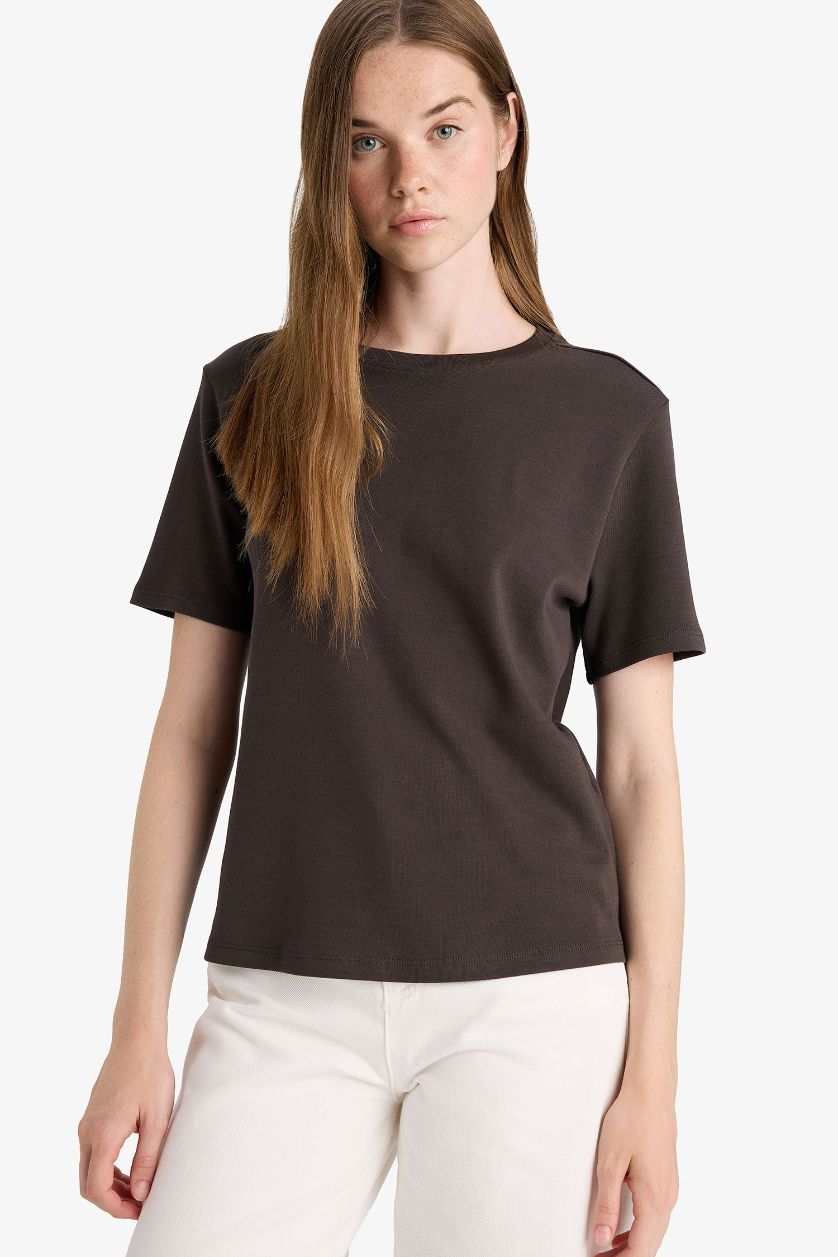 حريمي بني تيشيرت نص كم قصة عادية بياقة مستديرة