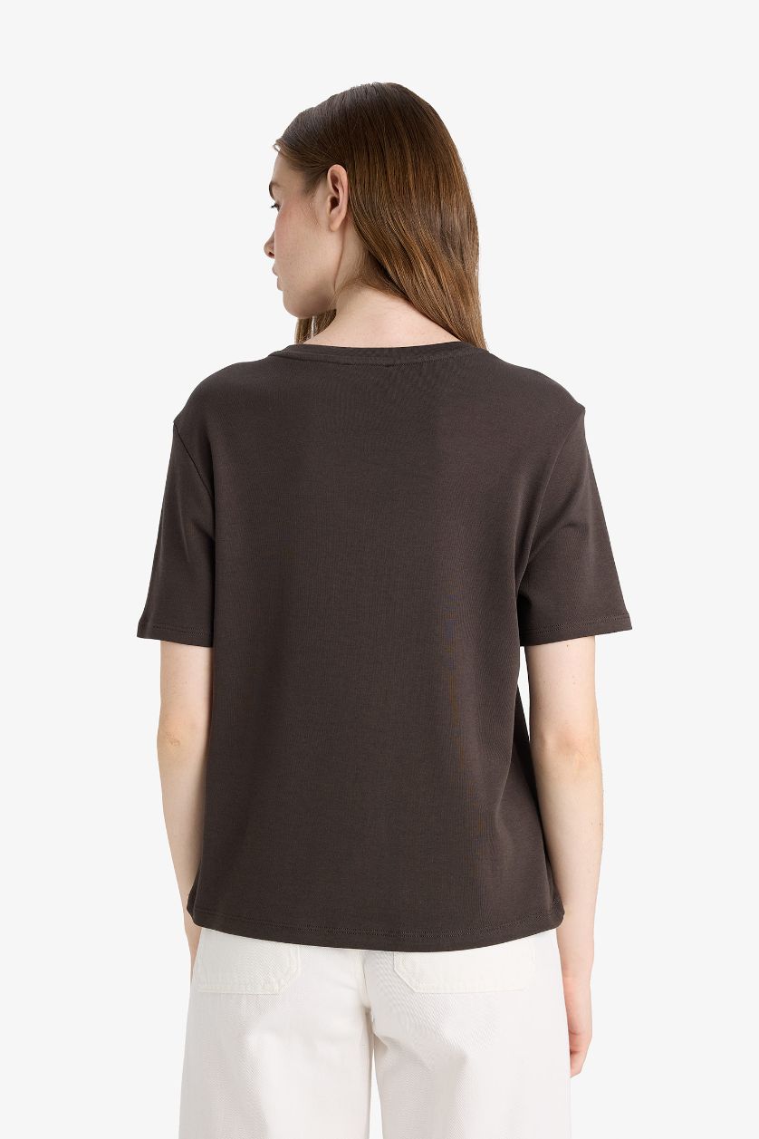 حريمي بني تيشيرت نص كم قصة عادية بياقة مستديرة