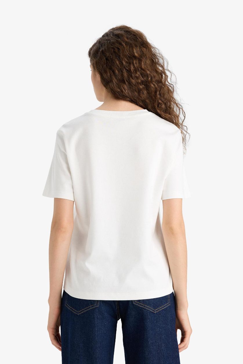 حريمي اوف وايت تيشيرت نص كم قصة عادية بياقة مستديرة