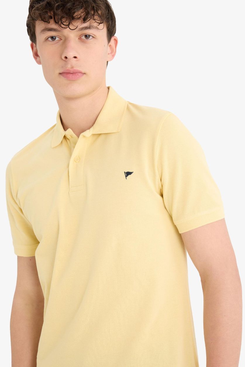 Erkek Açık Sarı %100 Pamuk Slim Fit Dar Kesim Polo Yaka Nakışlı Kısa Kollu Tişört