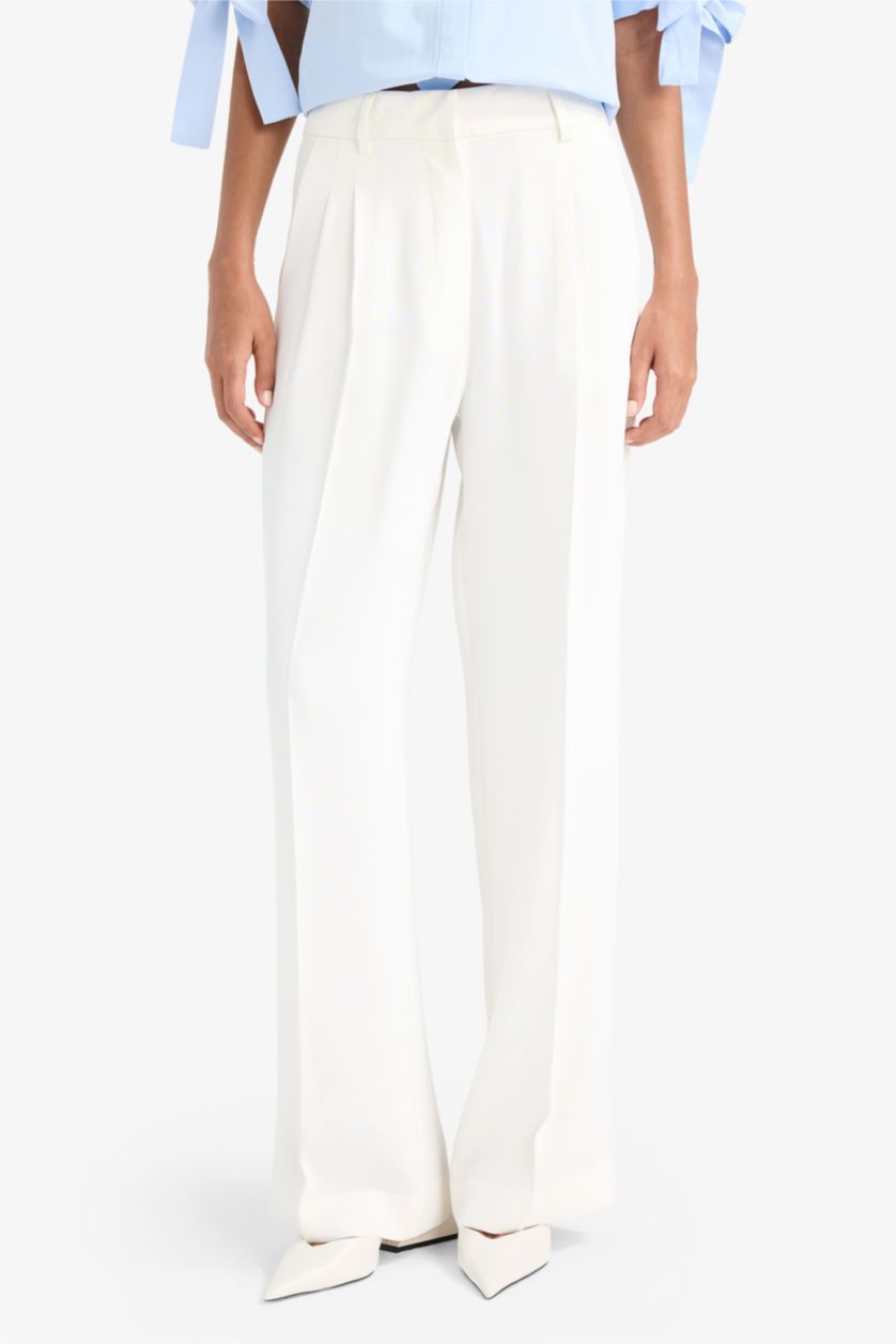 Woman White Wide Leg Regular Hem Double Pocket Crepe Trousers