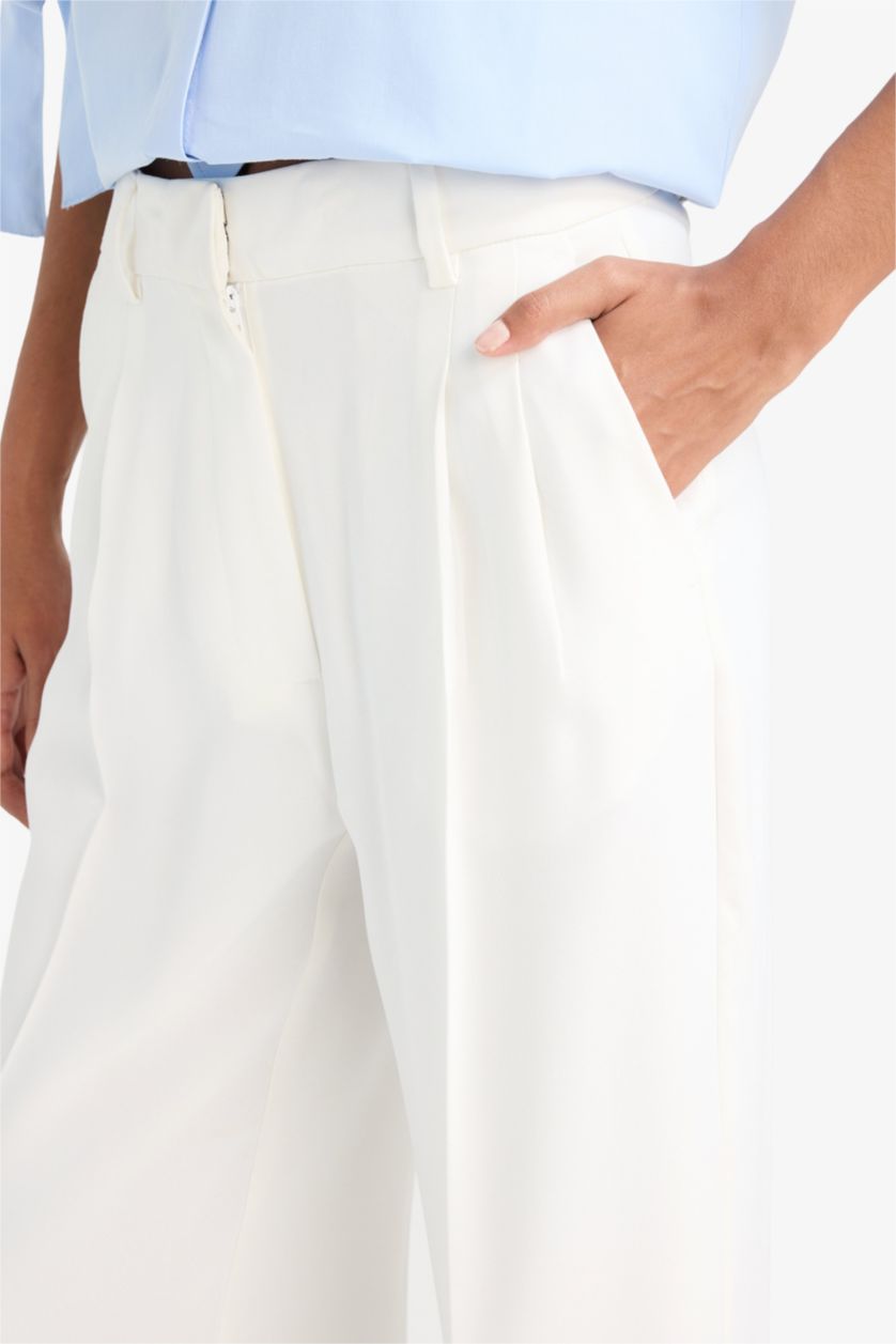 Woman White Wide Leg Regular Hem Double Pocket Crepe Trousers