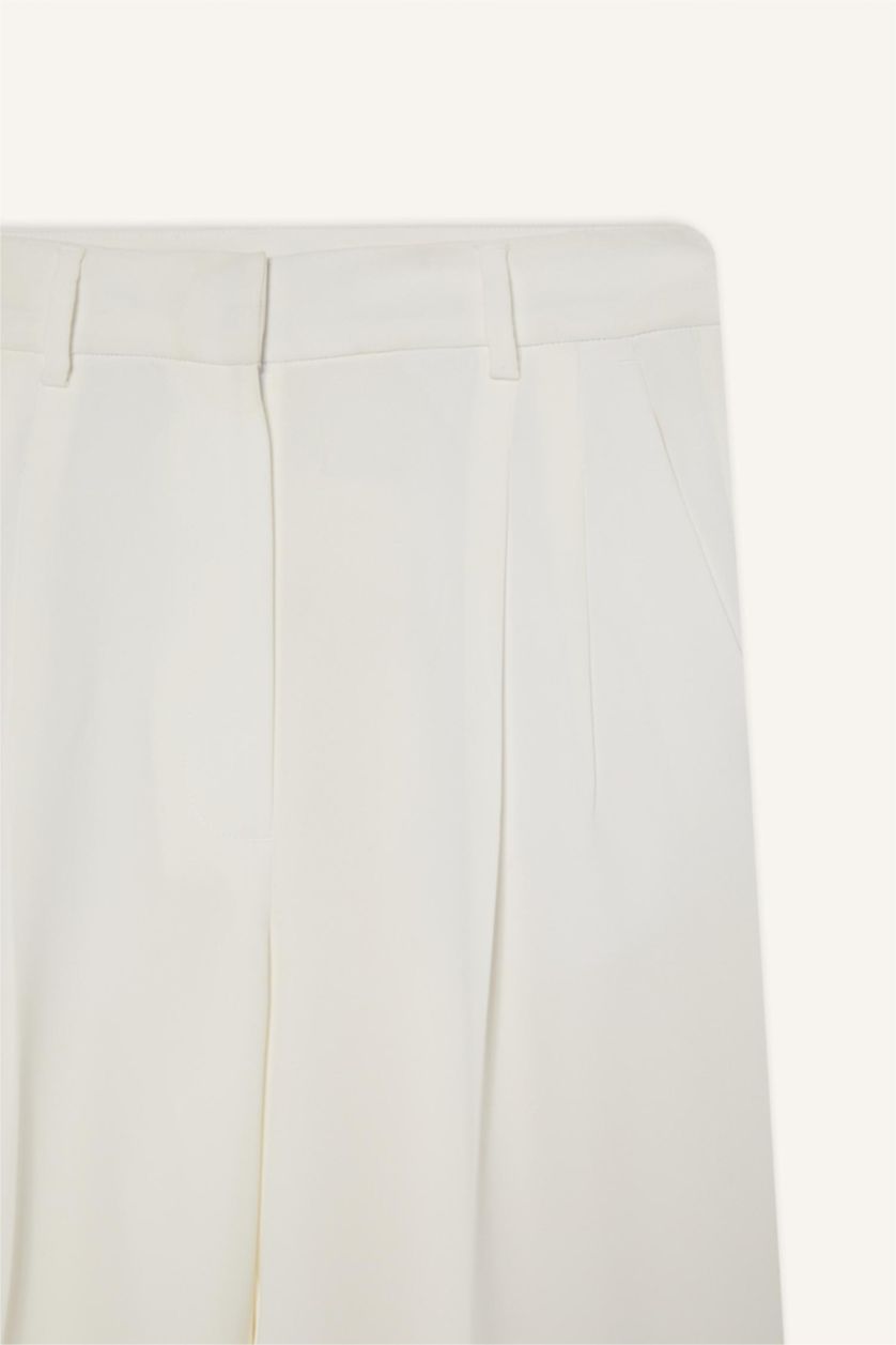 Woman White Wide Leg Regular Hem Double Pocket Crepe Trousers
