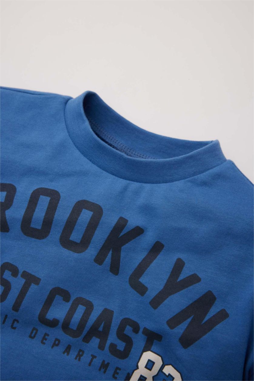 طفل صغير أزرق غامق تي شيرت بريميوم ولادي كم طويل بطبعة شعار وقصة عادية