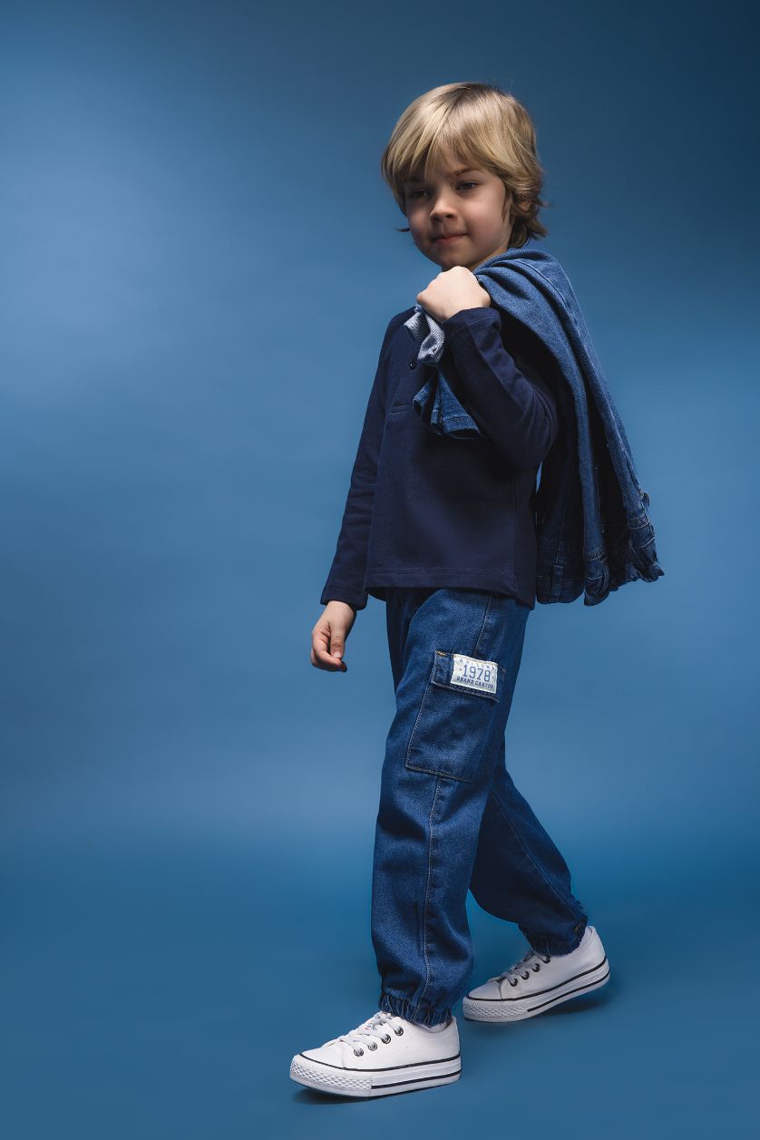 طفل صغير أزرق بنطلون جينز ولادي قصة عادية برجل مطاطي