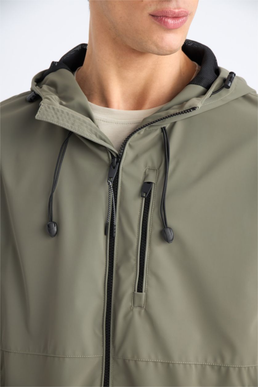 Erkek Haki Su İtici Regular Fit Kapüşonlu Fermuarlı Cepli Mevsimlik Baharlık Yağmurluk Mont