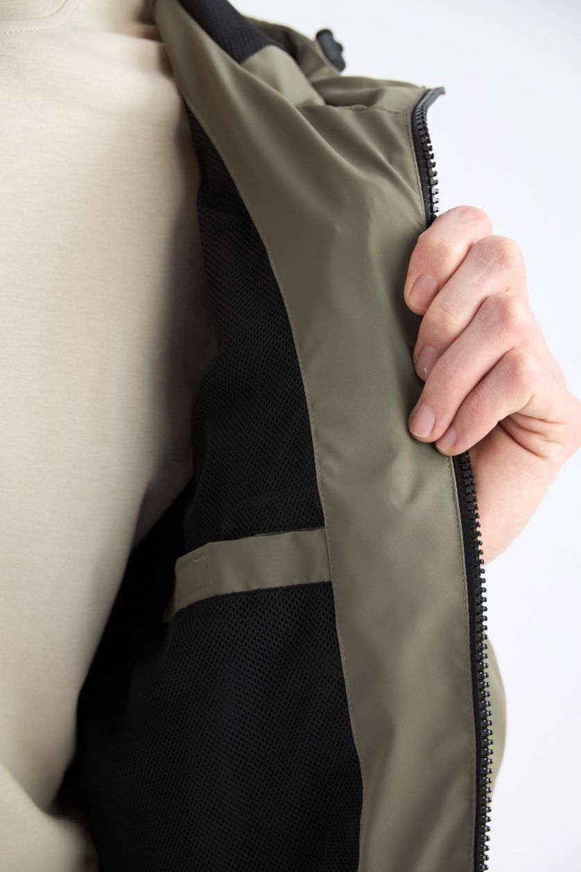 Erkek Haki Su İtici Regular Fit Kapüşonlu Fermuarlı Cepli Mevsimlik Baharlık Yağmurluk Mont