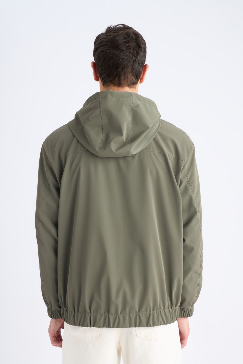 Erkek Haki Su İtici Regular Fit Kapüşonlu Fermuarlı Cepli Mevsimlik Baharlık Yağmurluk Mont