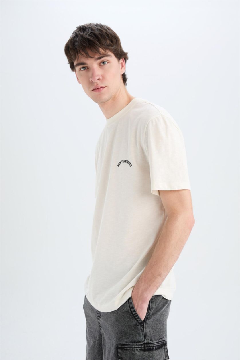 Erkek Kırık Beyaz %100 Pamuk Regular Fit Bisiklet Yaka Kısa Kollu Dokulu Baskılı Jakarlı Tişört