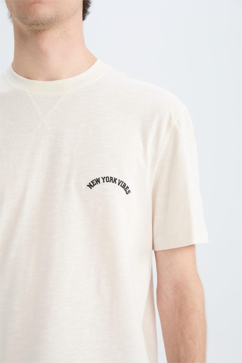 Erkek Kırık Beyaz %100 Pamuk Regular Fit Bisiklet Yaka Kısa Kollu Dokulu Baskılı Jakarlı Tişört