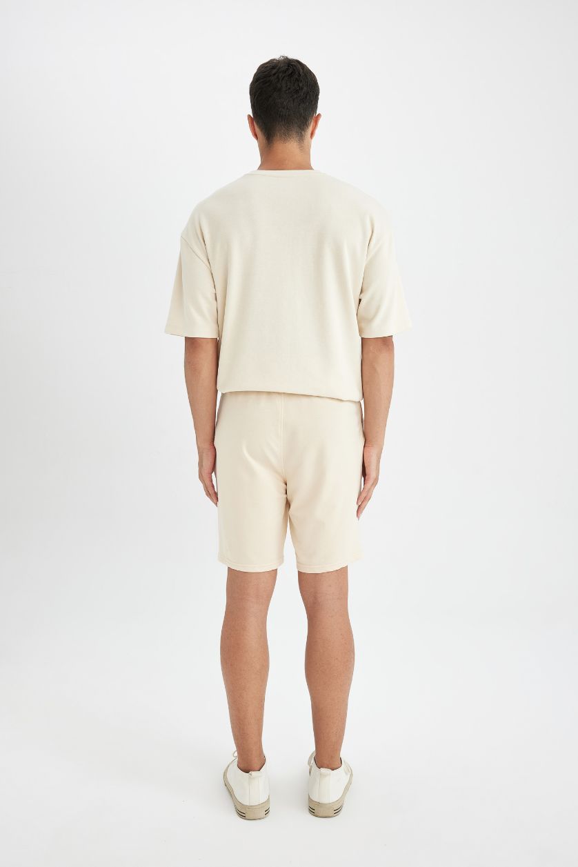 رجال اللون الرملي شورت قصة عادية