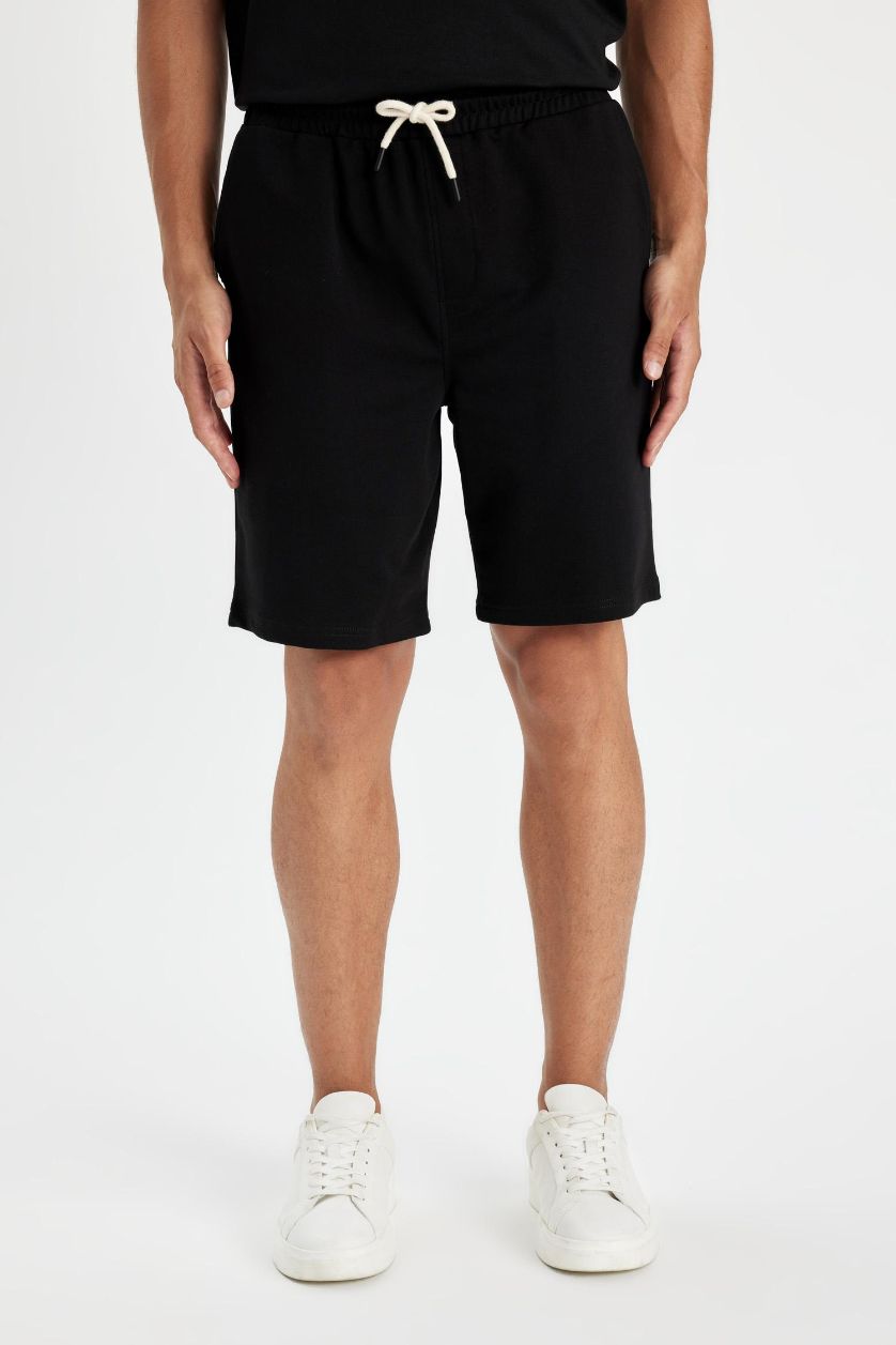 رجال أسود شورت قصة عادية