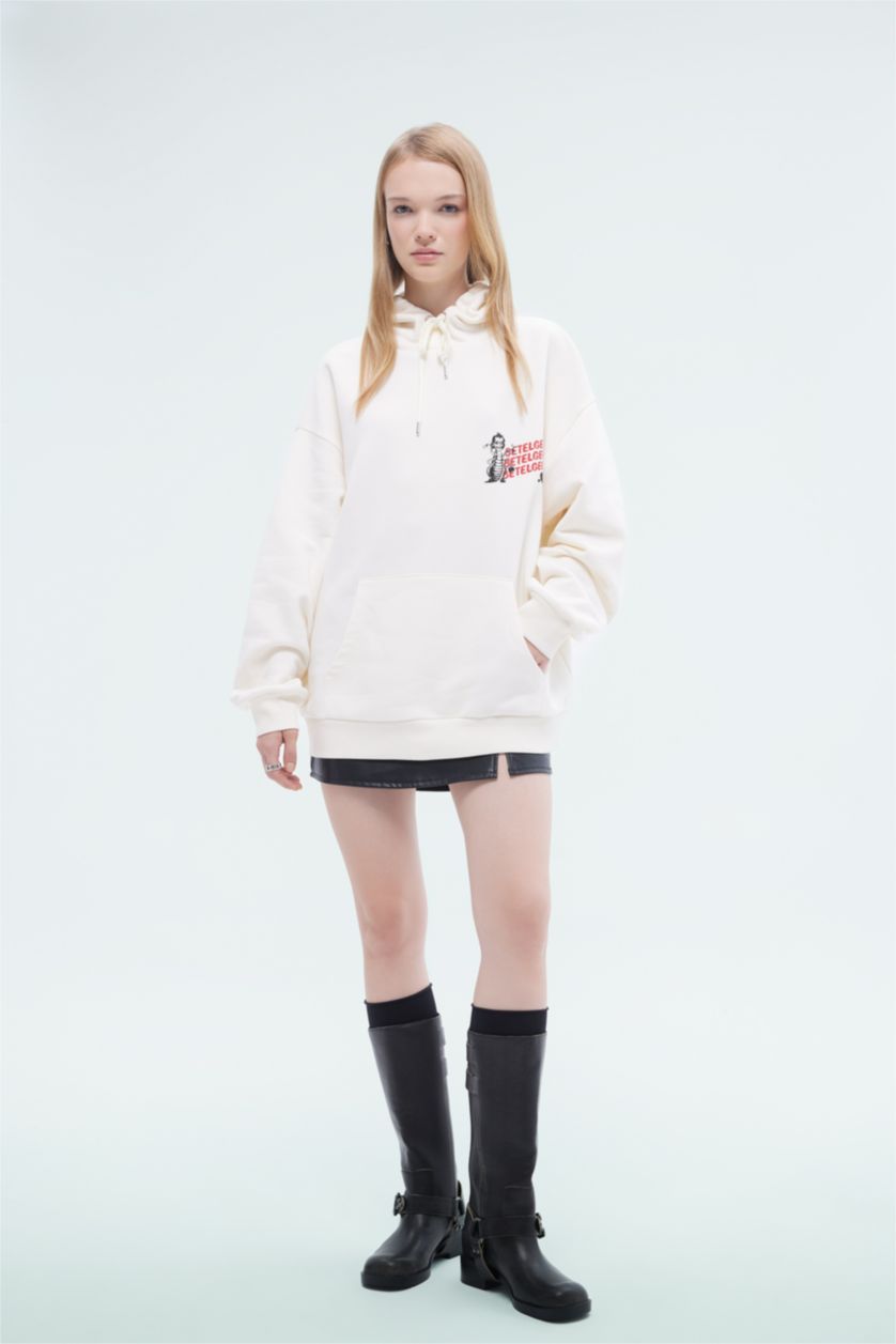 Kadın Ekru Coool Beetlejuice Oversize Geniş Kalıp Kapüşonlu Baskılı Kalın Sweatshirt