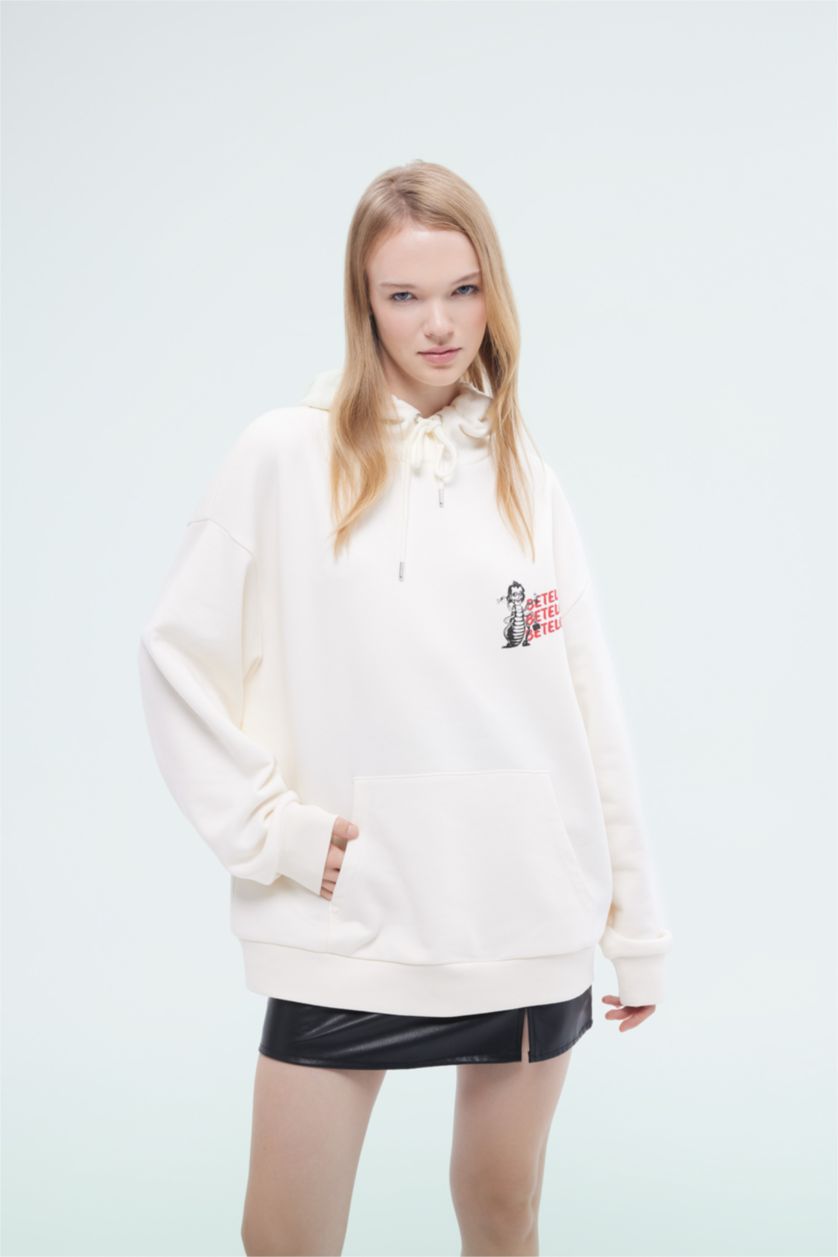 Kadın Ekru Coool Beetlejuice Oversize Geniş Kalıp Kapüşonlu Baskılı Kalın Sweatshirt