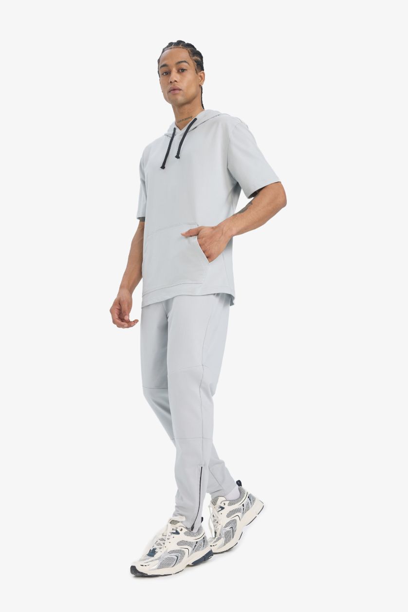 Erkek Açık Gri Standart Fit Kapüşonlu Baskılı Sporcu Kısa Kollu Tişört