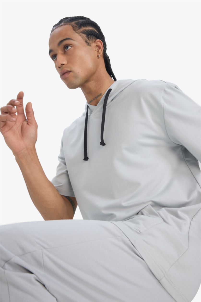 Erkek Açık Gri Standart Fit Kapüşonlu Baskılı Sporcu Kısa Kollu Tişört