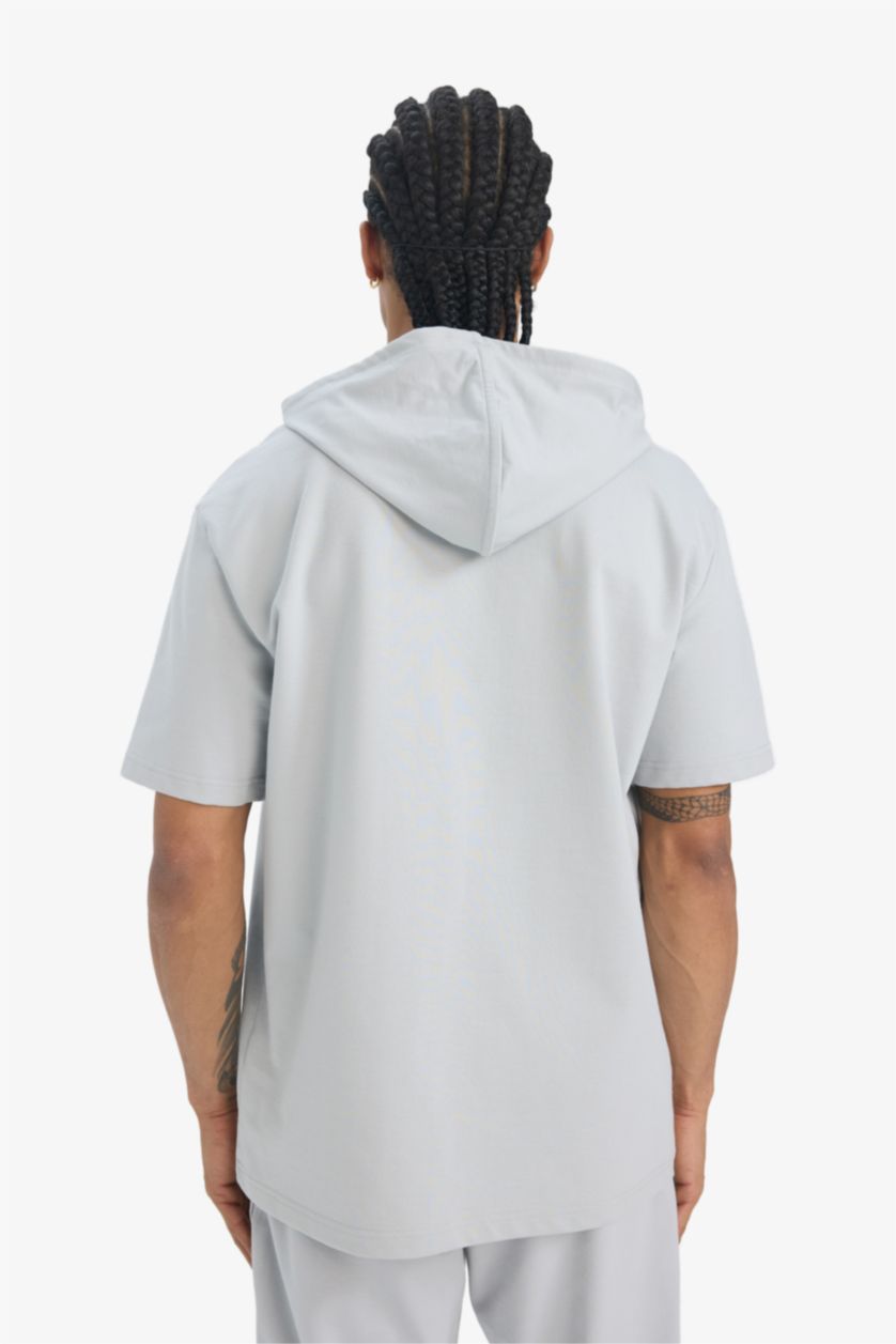 Erkek Açık Gri Standart Fit Kapüşonlu Baskılı Sporcu Kısa Kollu Tişört