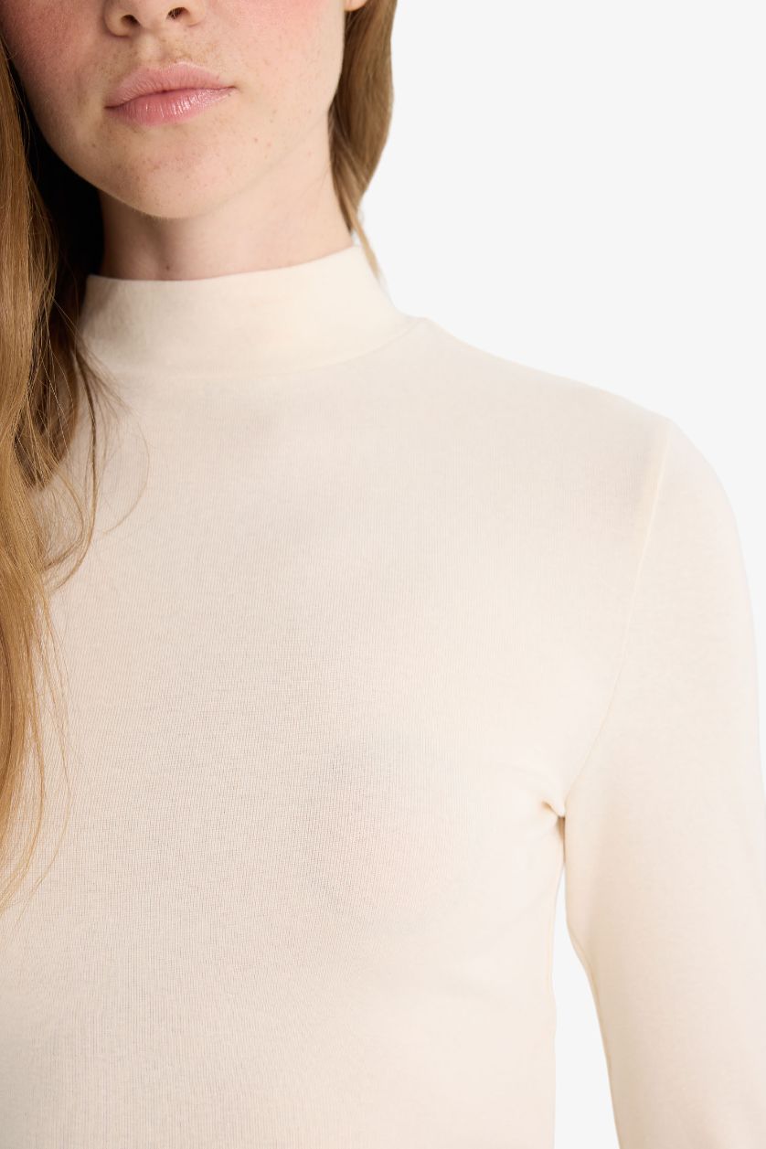 Kadın Kırık Beyaz Fitted Vücuda Oturan Yarım Balıkçı Yaka Modal Basic Düz Uzun Kollu Tişört