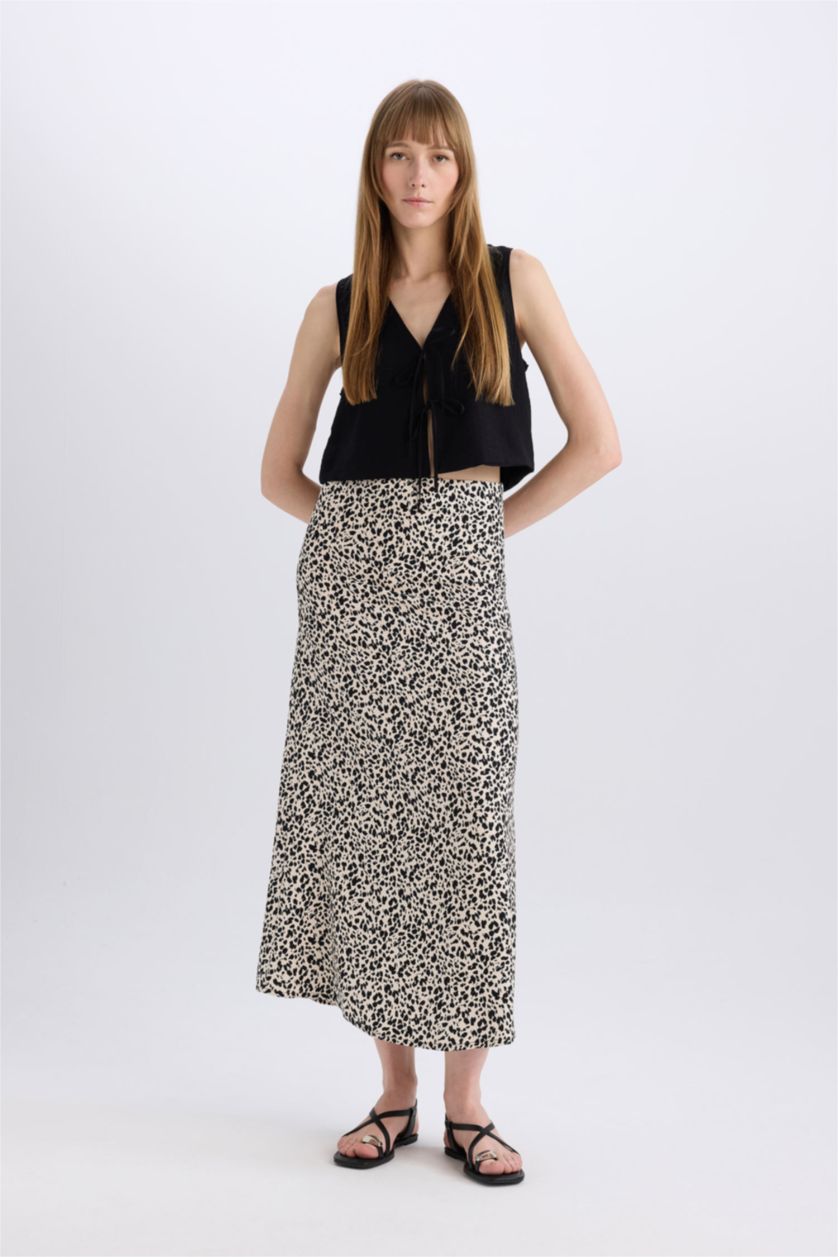 Әйелдерге Қоңыр тұтас басып шығарылған a сызығы максималды ұзындық Тоқылған юбка