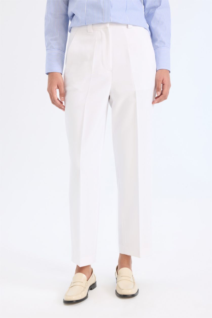 Woman White Straight Fit Regular Hem Double Pocket Crepe Trousers