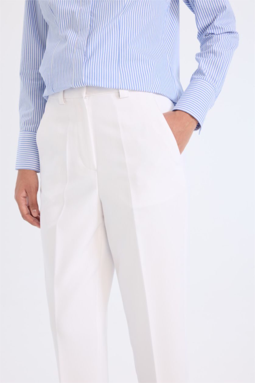 Woman White Straight Fit Regular Hem Double Pocket Crepe Trousers