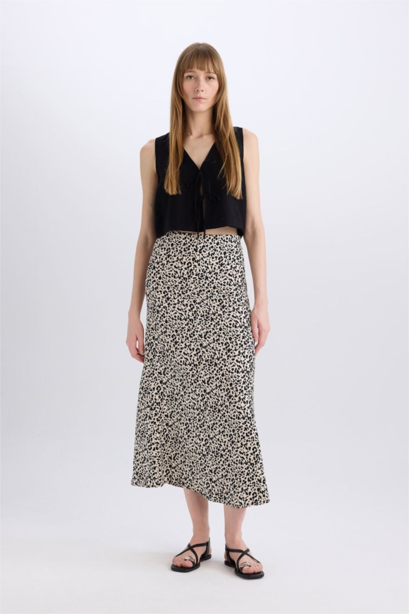 Woman Black Crop V-Neck Sleeveless Blouse