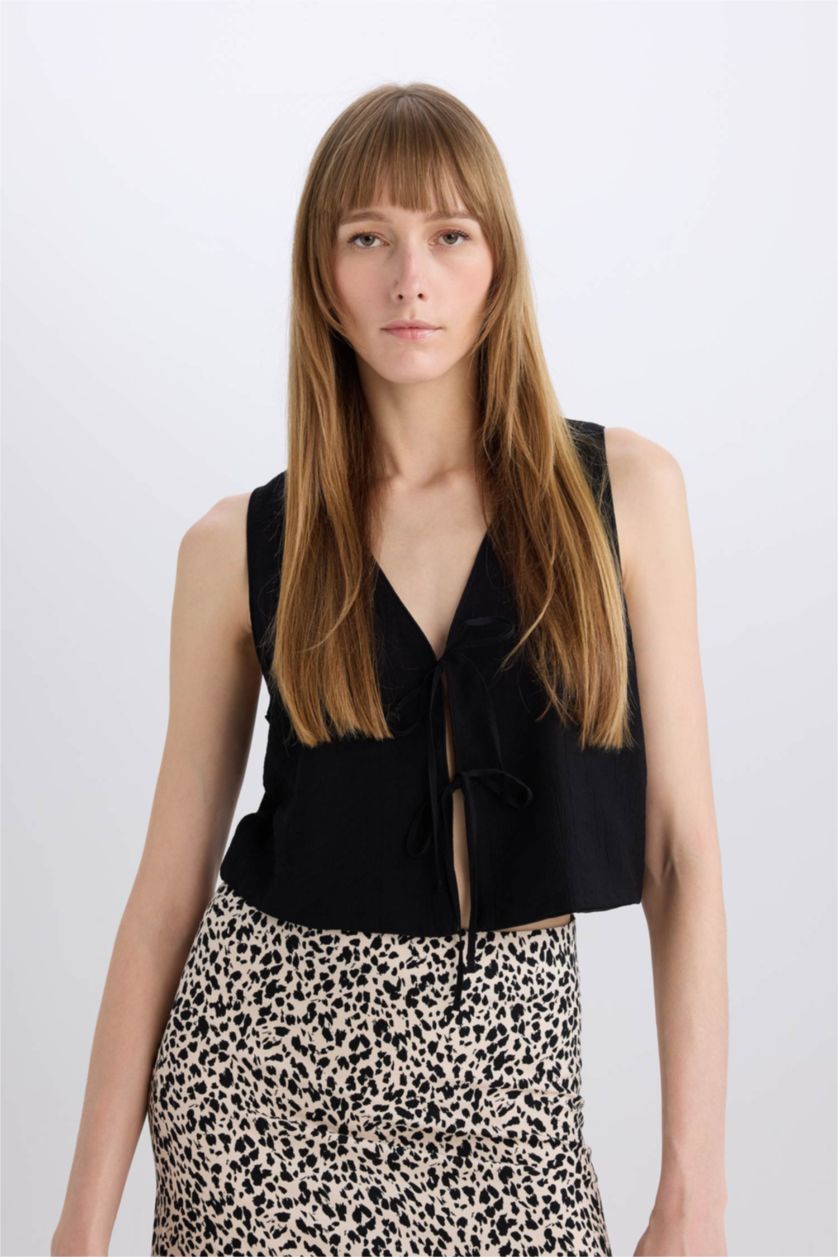 Woman Black Crop V-Neck Sleeveless Blouse