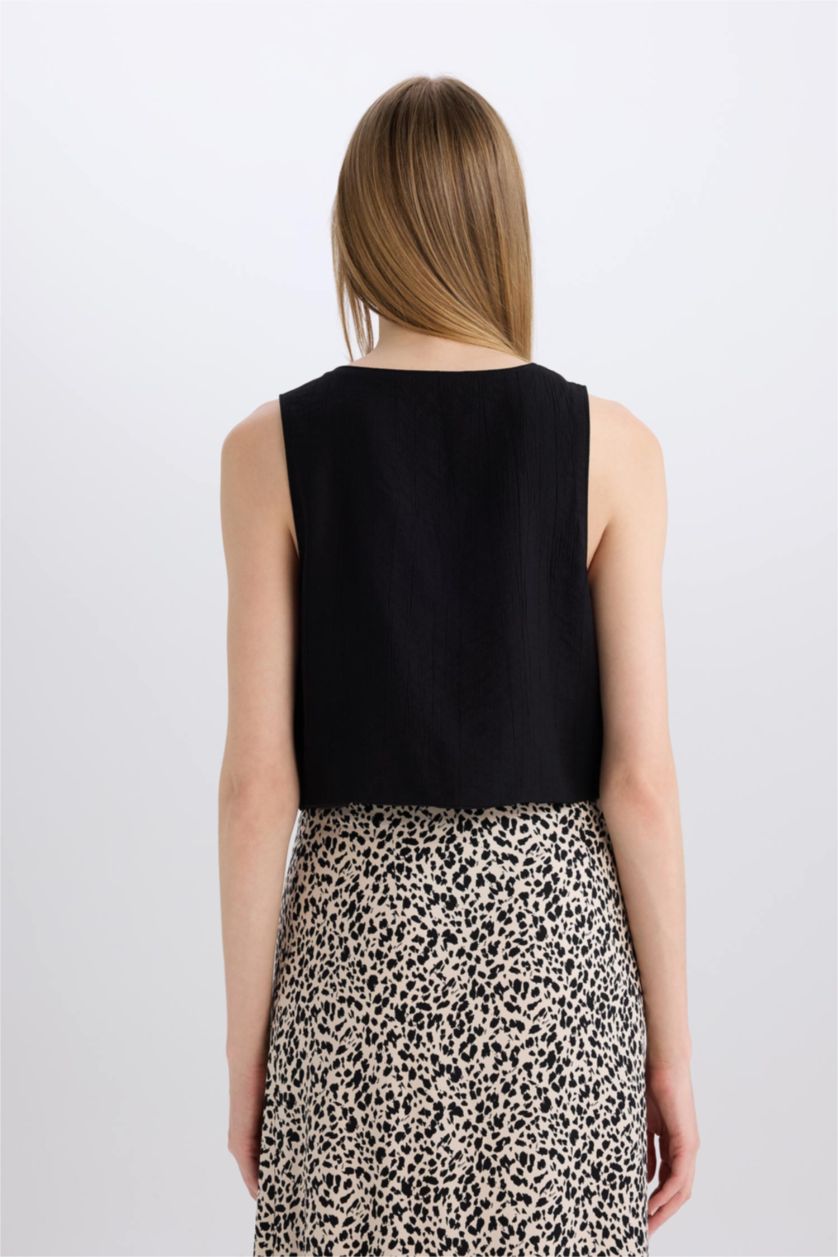 Woman Black Crop V-Neck Sleeveless Blouse
