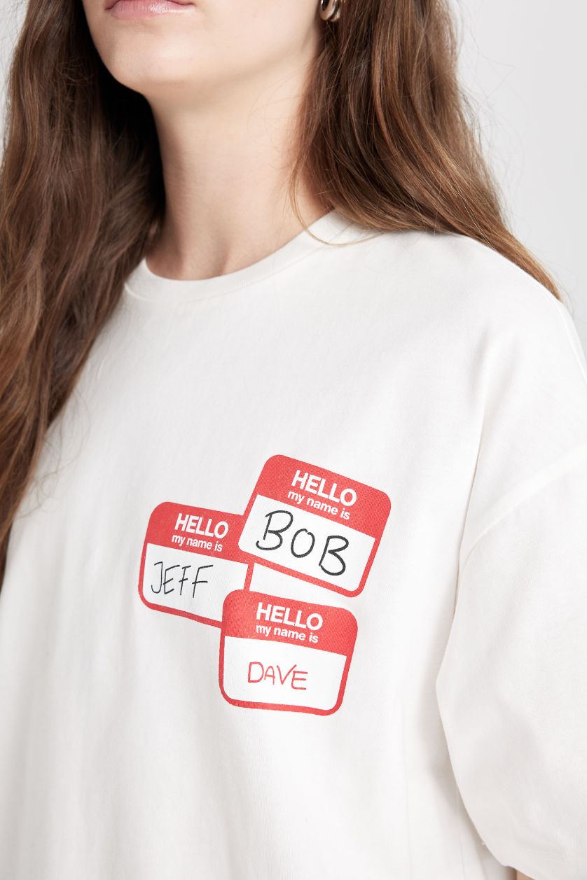 نساء اوف وايت تيشيرت نص كم مطبوع واسع برقبة مستديرة