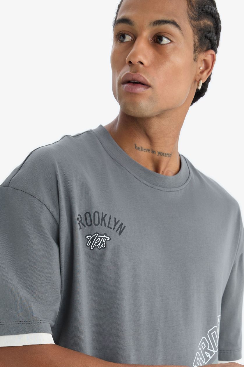 Erkek Koyu Gri NBA Brooklyn Nets Oversize Geniş Kalıp Bisiklet Yaka Kısa Kollu Tişört