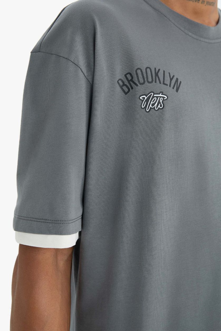 Erkek Koyu Gri NBA Brooklyn Nets Oversize Geniş Kalıp Bisiklet Yaka Kısa Kollu Tişört