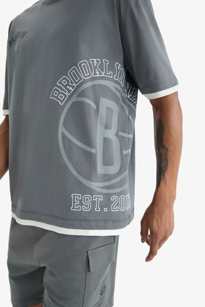 Erkek Koyu Gri NBA Brooklyn Nets Oversize Geniş Kalıp Bisiklet Yaka Kısa Kollu Tişört