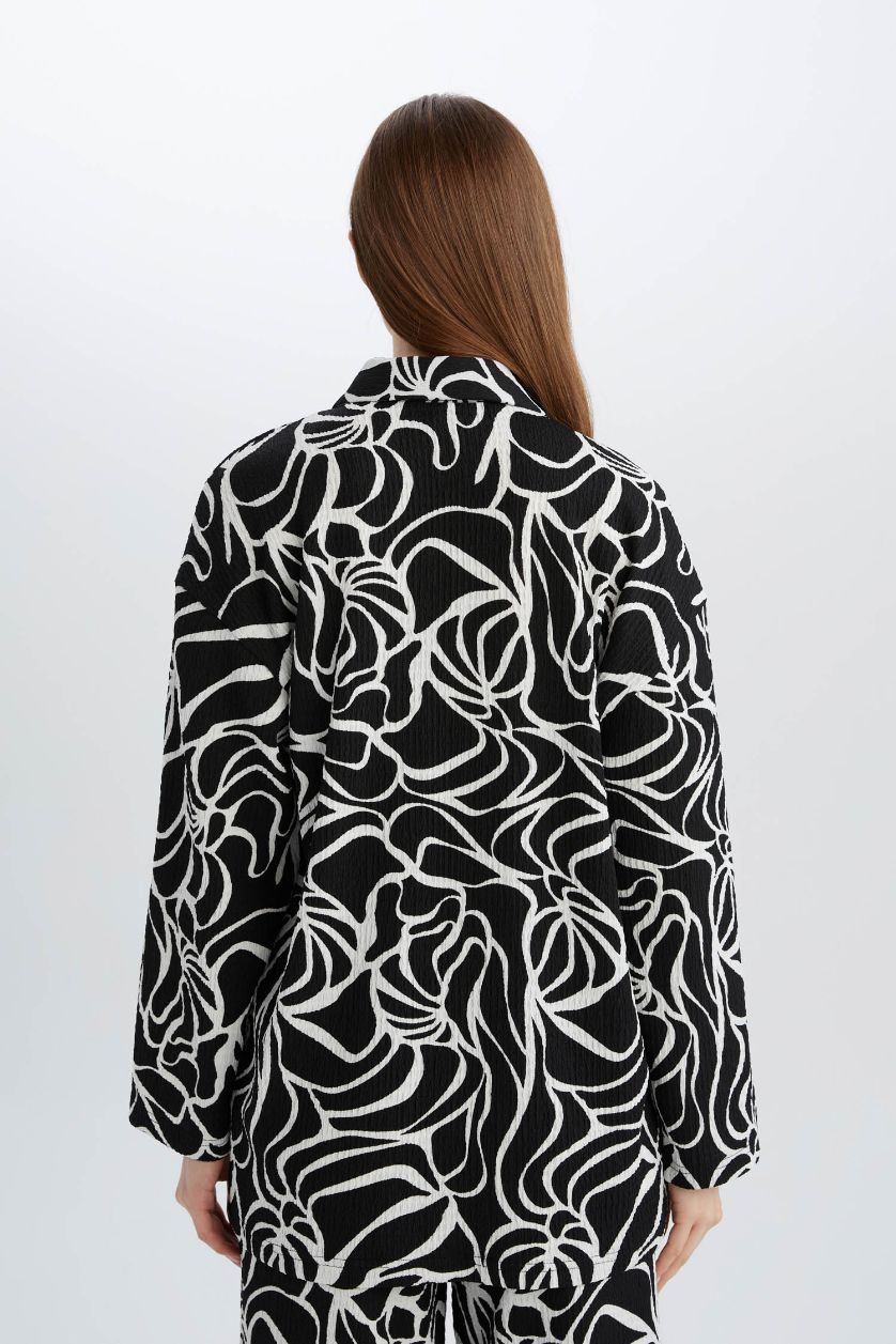 نساء أسود تي شيرت كم طويل القماش المنسوج قصة عادية بياقة قميص