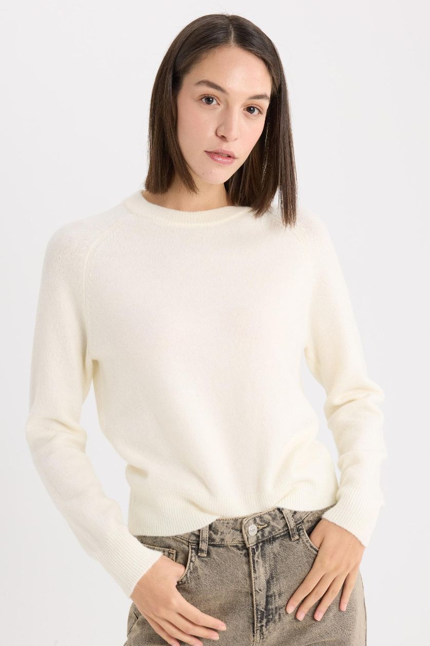 FEMME Écru Pull en tricot doux à col rond et manches longues Coupe régulière