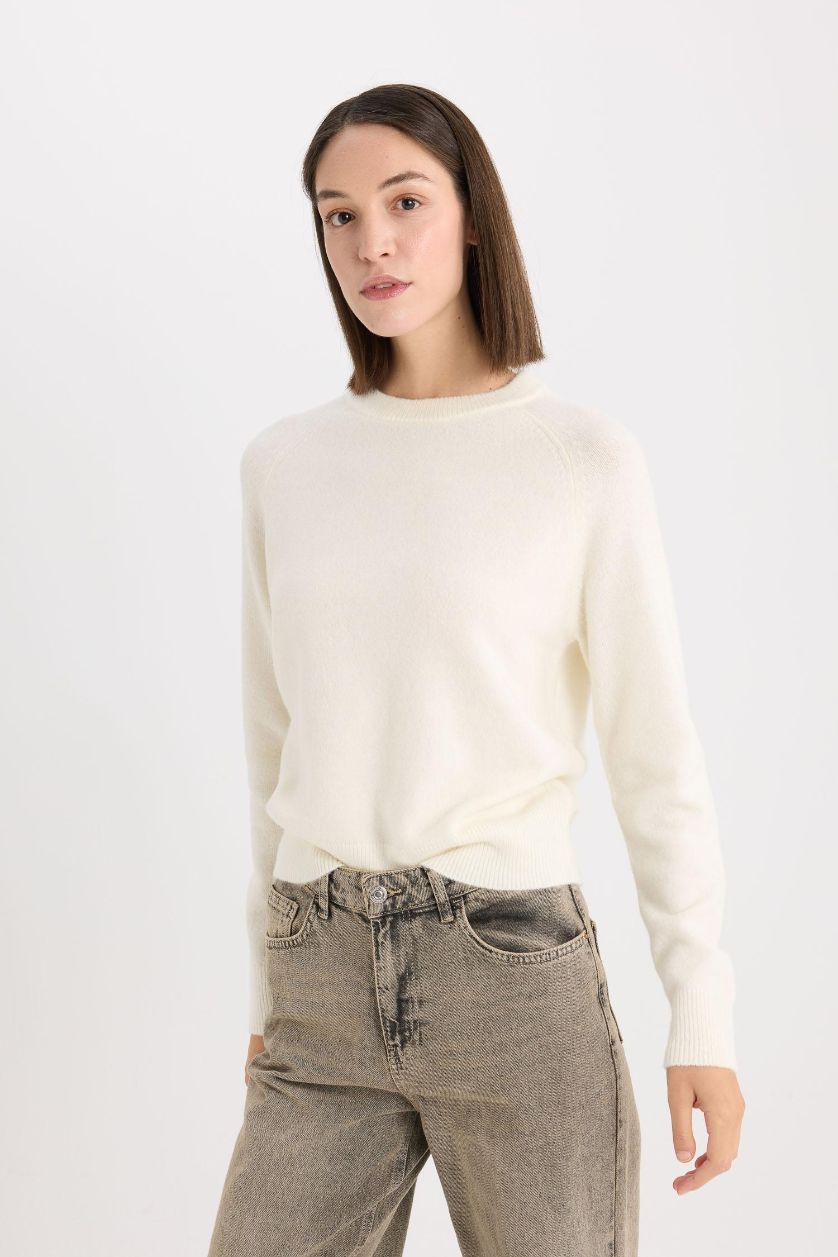 FEMME Écru Pull en tricot doux à col rond et manches longues Coupe régulière