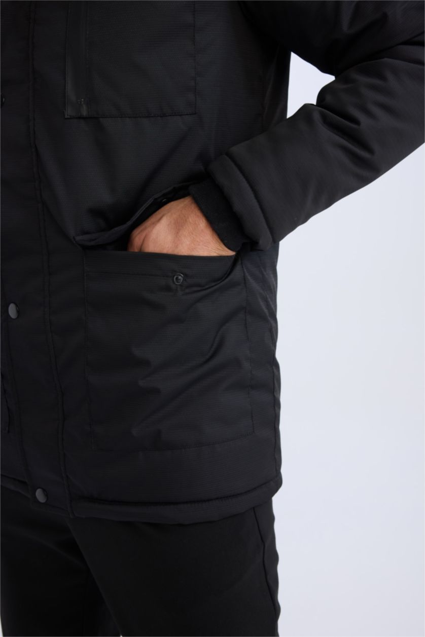Erkek Siyah Su İtici Kapüşonlu Fermuarlı Çıtçıt Kapamalı Cepli Tafta Mont