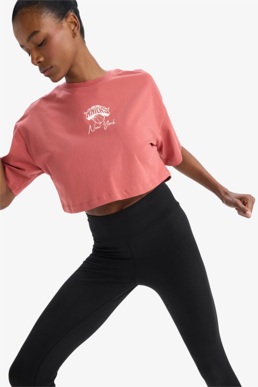 حريمي خمري فاتح تيشيرت نص كم اوفر سايز بياقة مستديرة من DeFactoFit